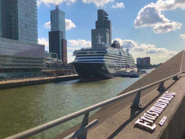 Explora I naast de Erasmusbrug in Rotterdam